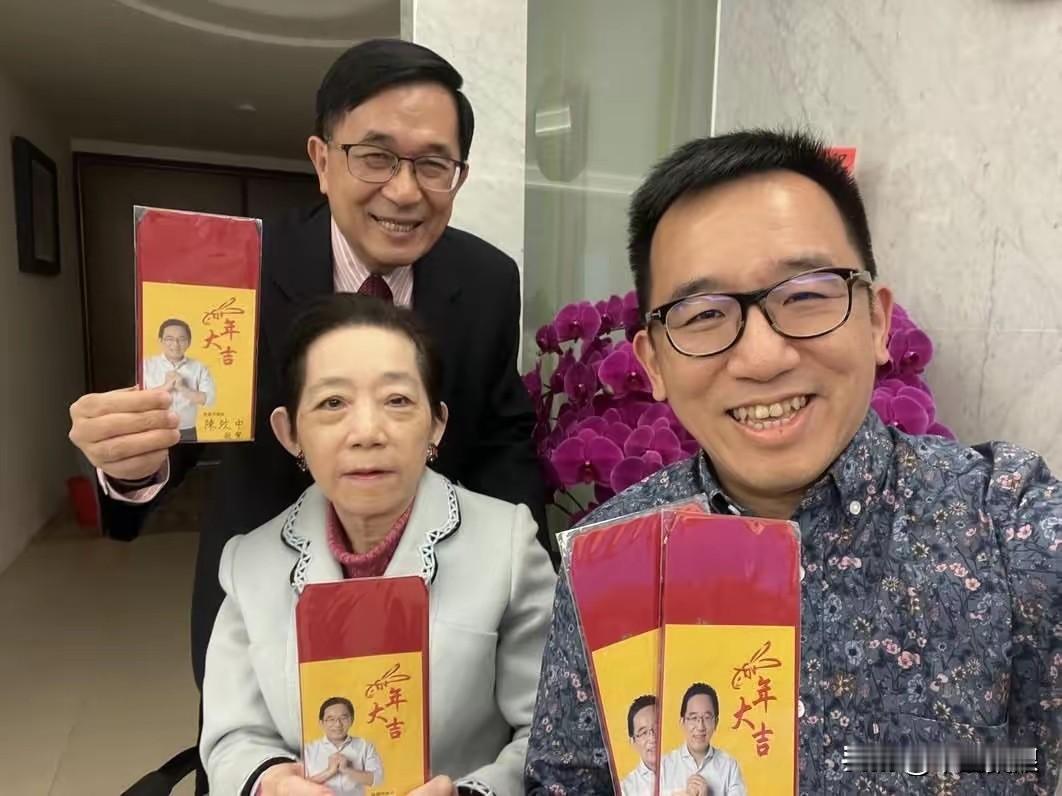 刚刚陈致中公开表示，除夕之夜与老爸阿扁老妈吴淑珍围炉团圆是福，吃什么都好。

否