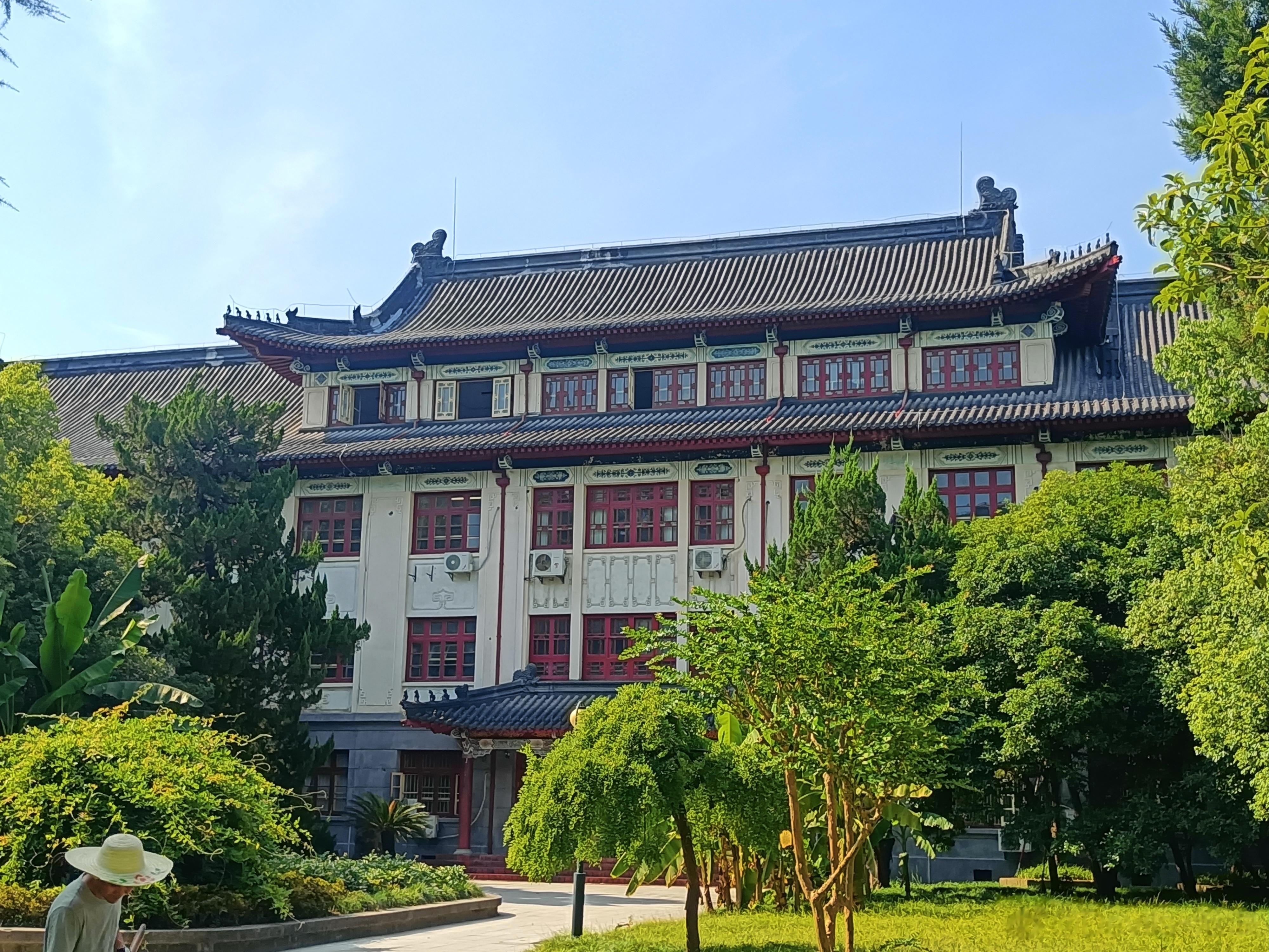 杭州优质的大屋顶建筑群，“杭电”旧址。杭电始创于1956年，初名杭州航空工业财经