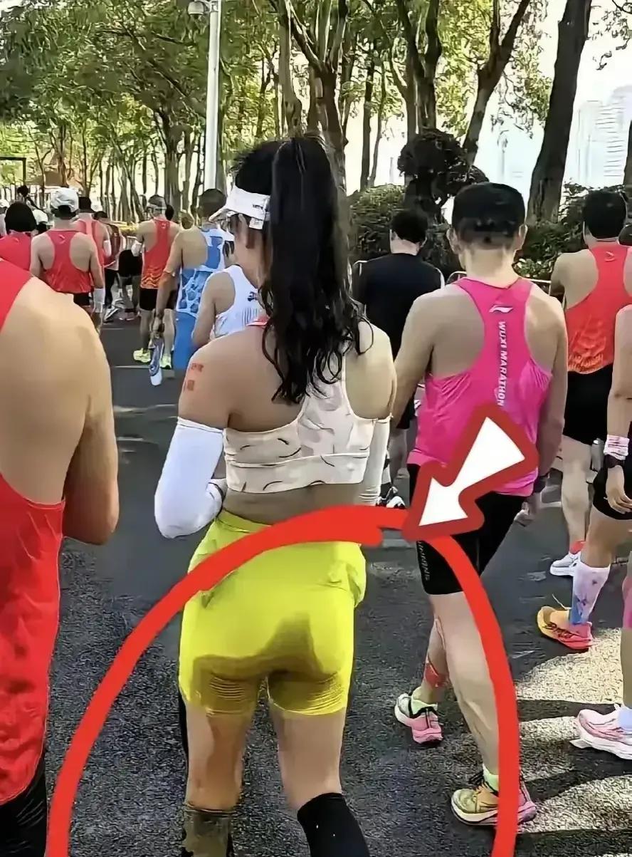 马拉松女跑者赛场一幕引争议，网友吵翻：是毅力还是没礼貌？
 
马拉松赛场上一位女