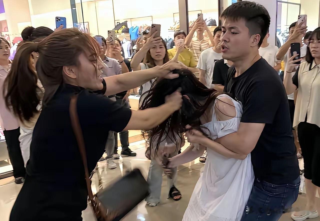 商场原配当众手撕第三者，这样泄愤真的划算吗？
商场里围满围观群众，原配死死揪住白