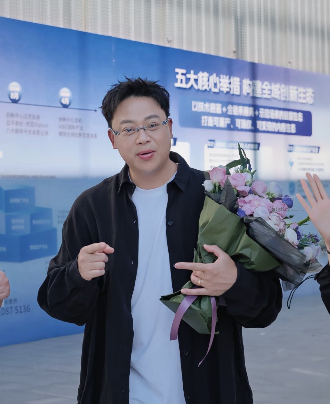 金润吉雨中万人合唱世界杯助威曲金润吉雨中万人合唱球迷助威曲 风雨相伴歌声不停，全