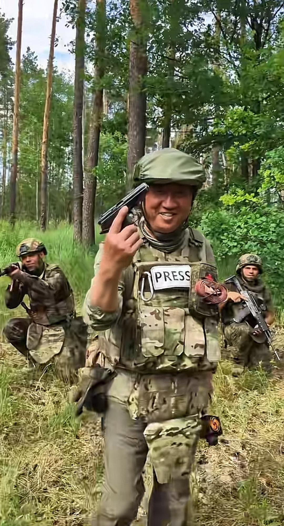 卢宇光毫不避讳亲俄立场
在大帝宣布完全占领康斯坦丁诺夫卡后，凤凰记者卢宇光放出一