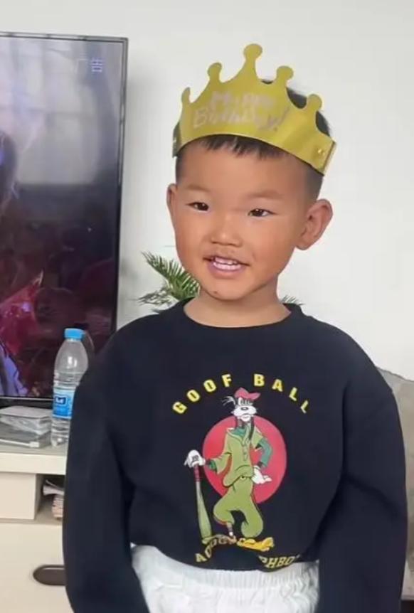 河南开封那个三岁的小澈澈，就是奶奶扭头晾个衣裳的工夫，人就没影了。全家疯找了五天