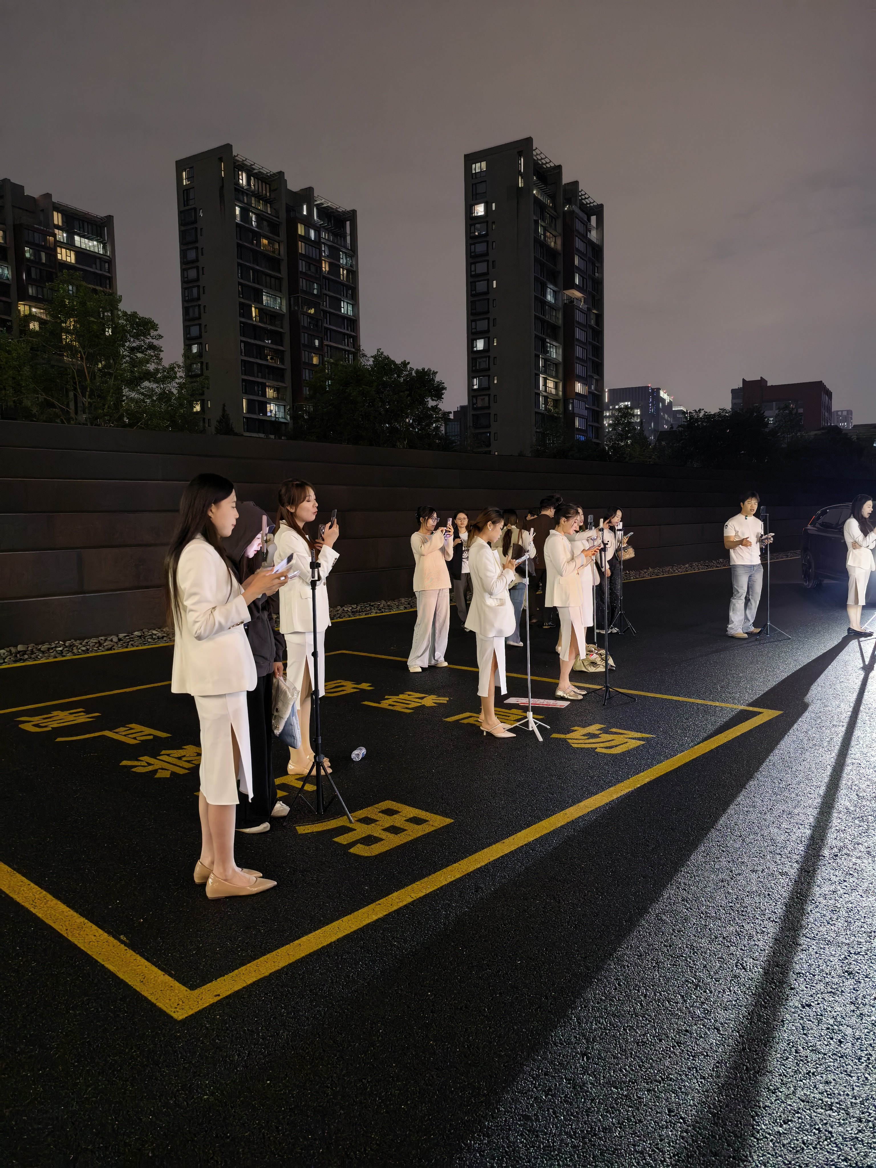 发布会完了还这么多小姐姐现场直播说车，太拼了！我先撤了[doge] ​​​