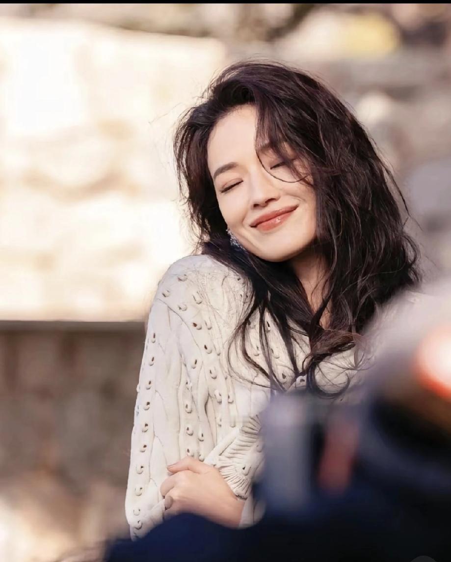 女人的生活有很多种，
有的女人是过的非常优越的，根本就不用为钱发愁。

有的人就