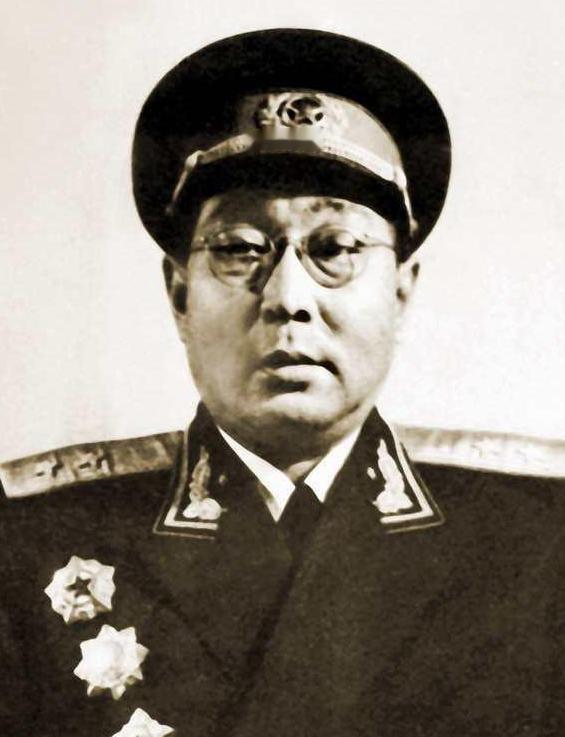 他是开国中将，曾经代替秦将军主持昆明军区工作，稳定西南边防，后任武汉军区第一政委