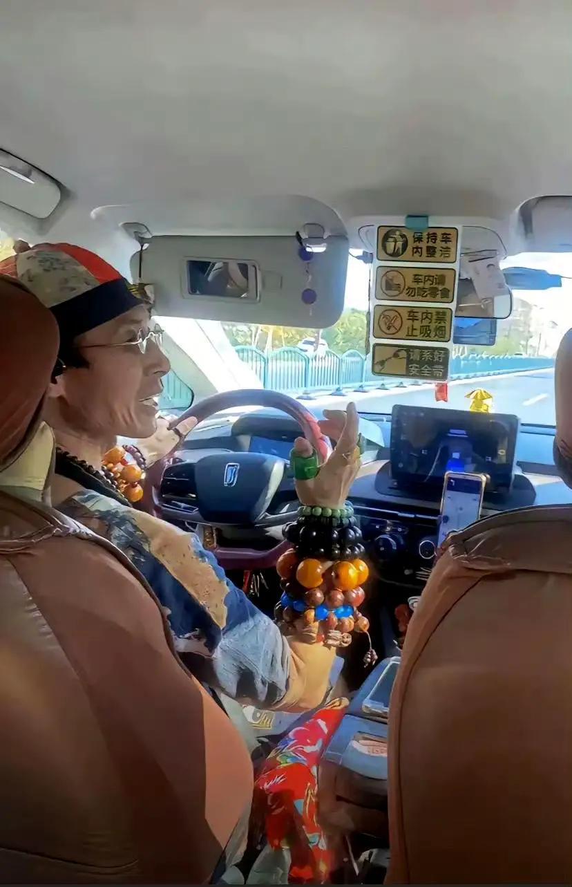 网友：早上打车遇到的一位师傅，那叫一个地道北京人啊。。。[捂脸]
