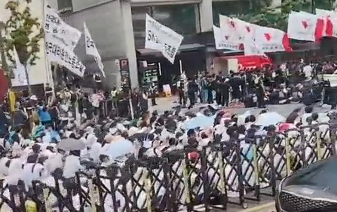 散户集体抗议

7月28日，韩国KOSPI指数开盘就崩了，跌幅超过8%，直接触发