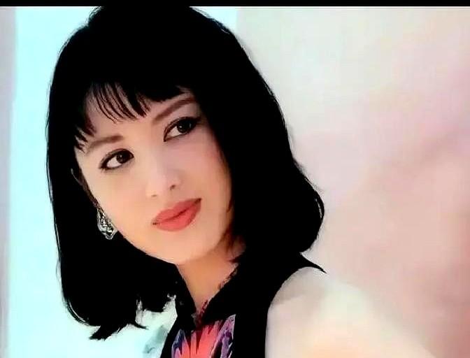 77岁的宫雪花又来了！她自曝的冻龄秘籍，竟然是28年不近男色。

她说，不碰男人