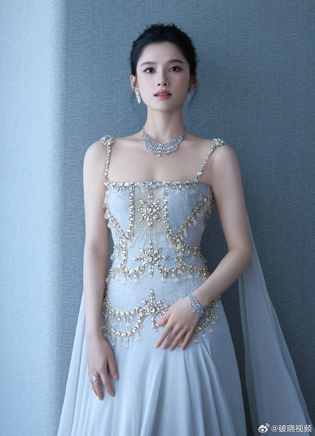 杨紫张婧仪关晓彤出图杨紫张婧仪关晓彤白玉兰造型 杨紫、张婧仪、关晓彤出图 太美了