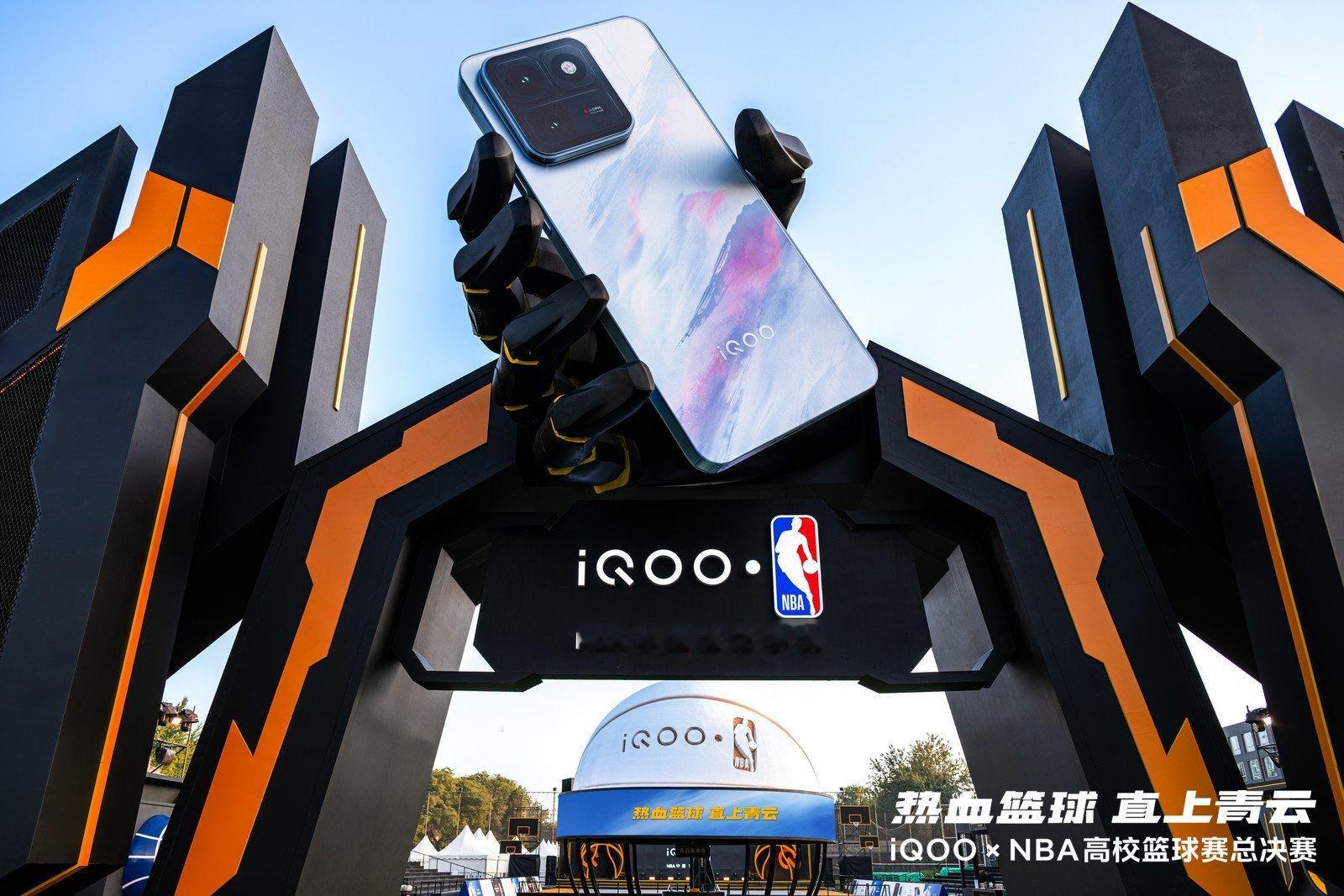 本次展区布置设计围绕iQOO与NBA的跨界合作主题展开，巧妙融合了科技感与篮球运