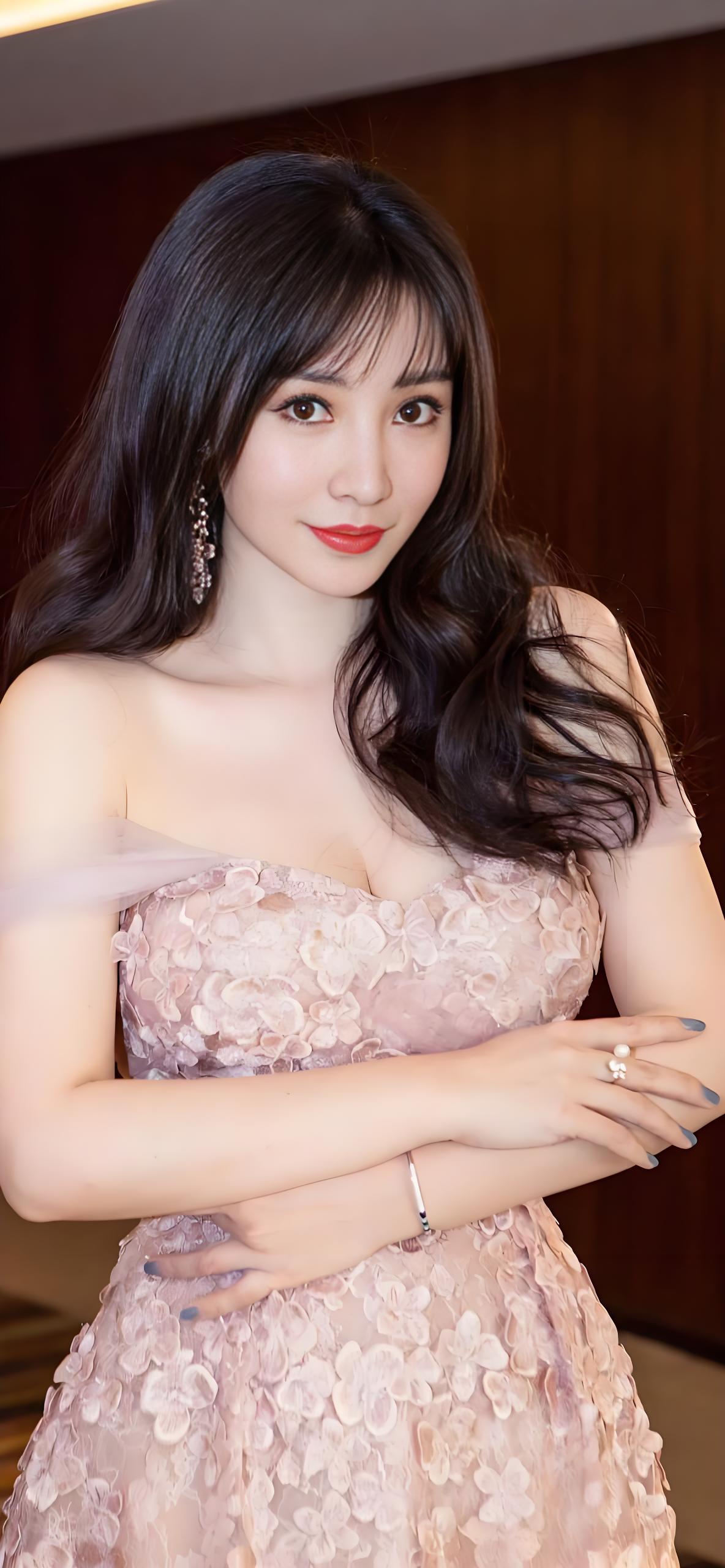 柳岩，1980年生于湖南衡阳一个贫寒家庭。她是超生的二胎，父母交了250元罚款才