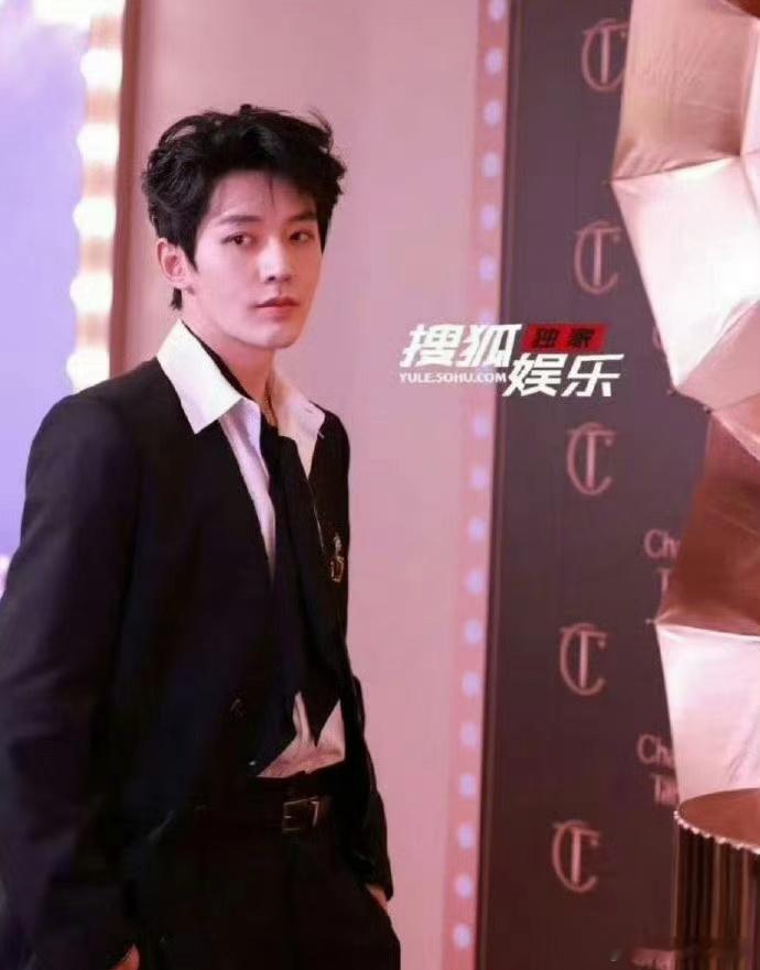 邓为怎么长得越来越像肖战了？ ​​​