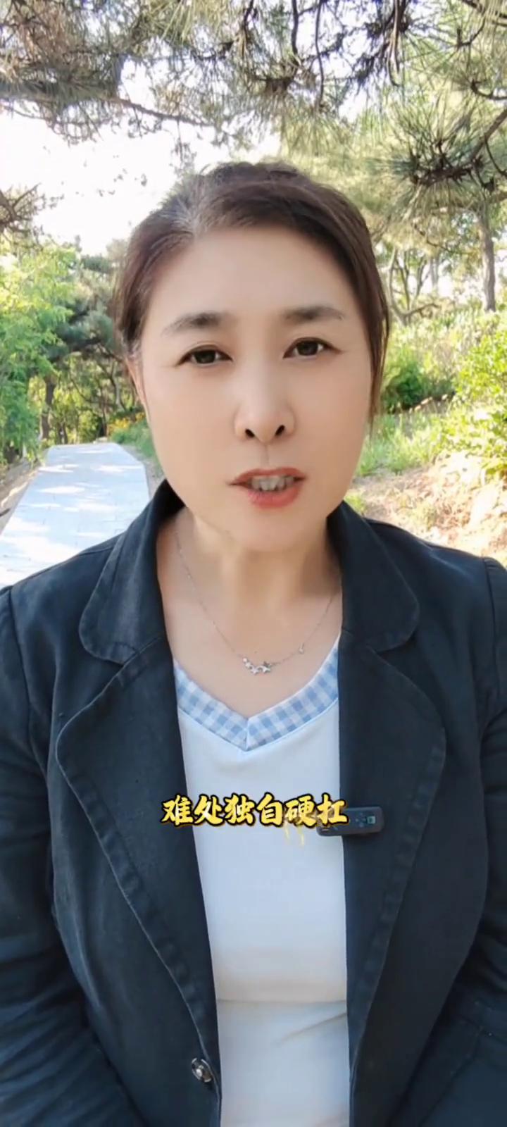 懂你的坚强，更心疼你的逞强。
你终于来了，悬在我心里许久的石头也总算落下了。今天