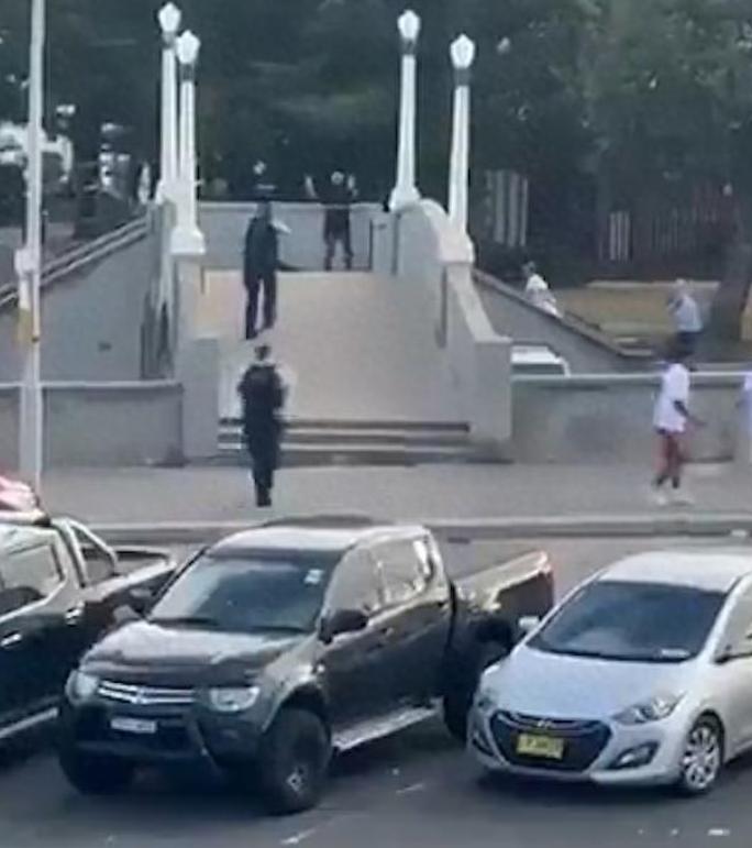 【邦迪海滩枪击案：英雄逆行，身份难题待破局】12月14日，澳大利亚邦迪海滩发生大