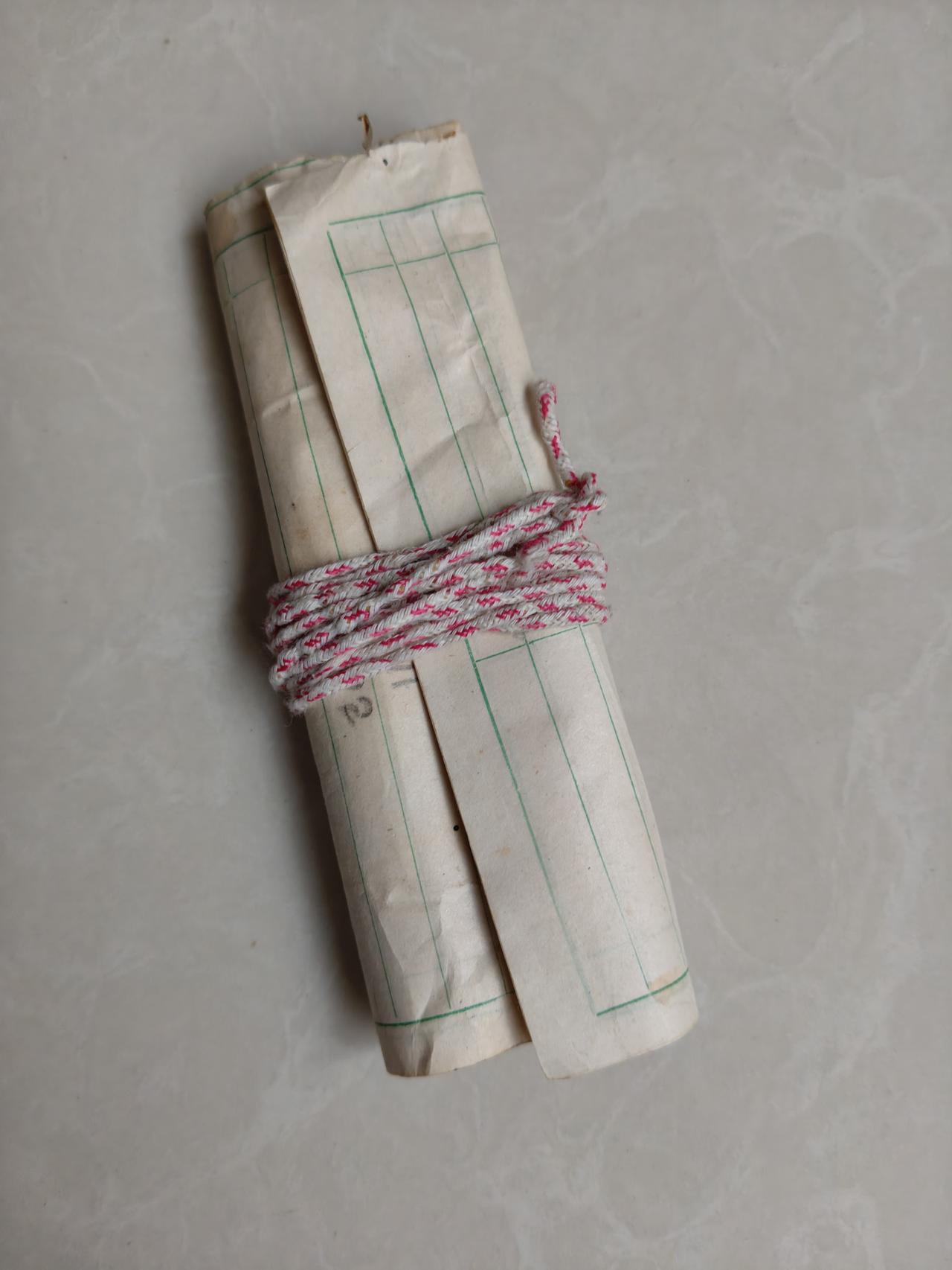 周末，回家老家看望母亲。

刚到家，母亲就从抽屉的拐角处掏出一个很有年代感的小纸