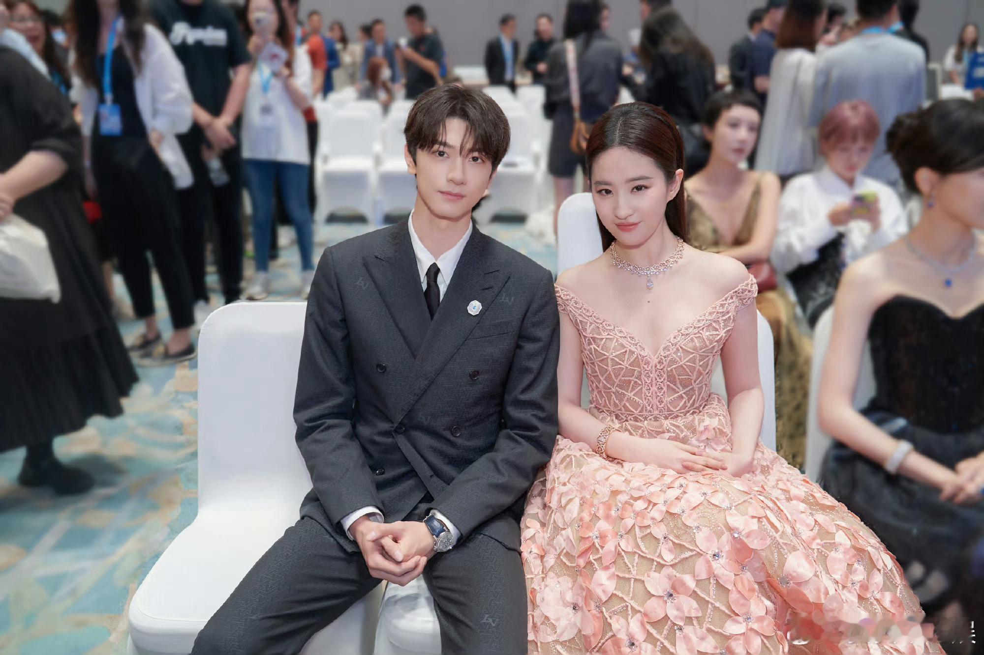 #林一白[超话]##林一晒白玉兰后台合照#我真的感觉这是不一样的魅力，而且我很喜