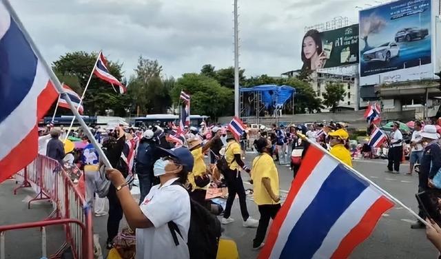 他信、佩通坦出大招，泰国王室、军方估计要坐不住了！

为泰党宣布要跟人民党碰头开
