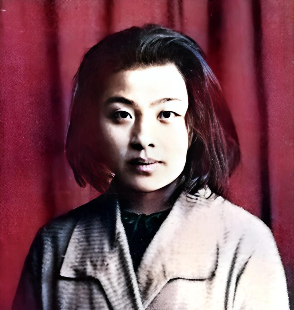 她32岁因行为异于常人被误认为精神异常，女儿后来却被毛泽东亲自称赞为“将军”！