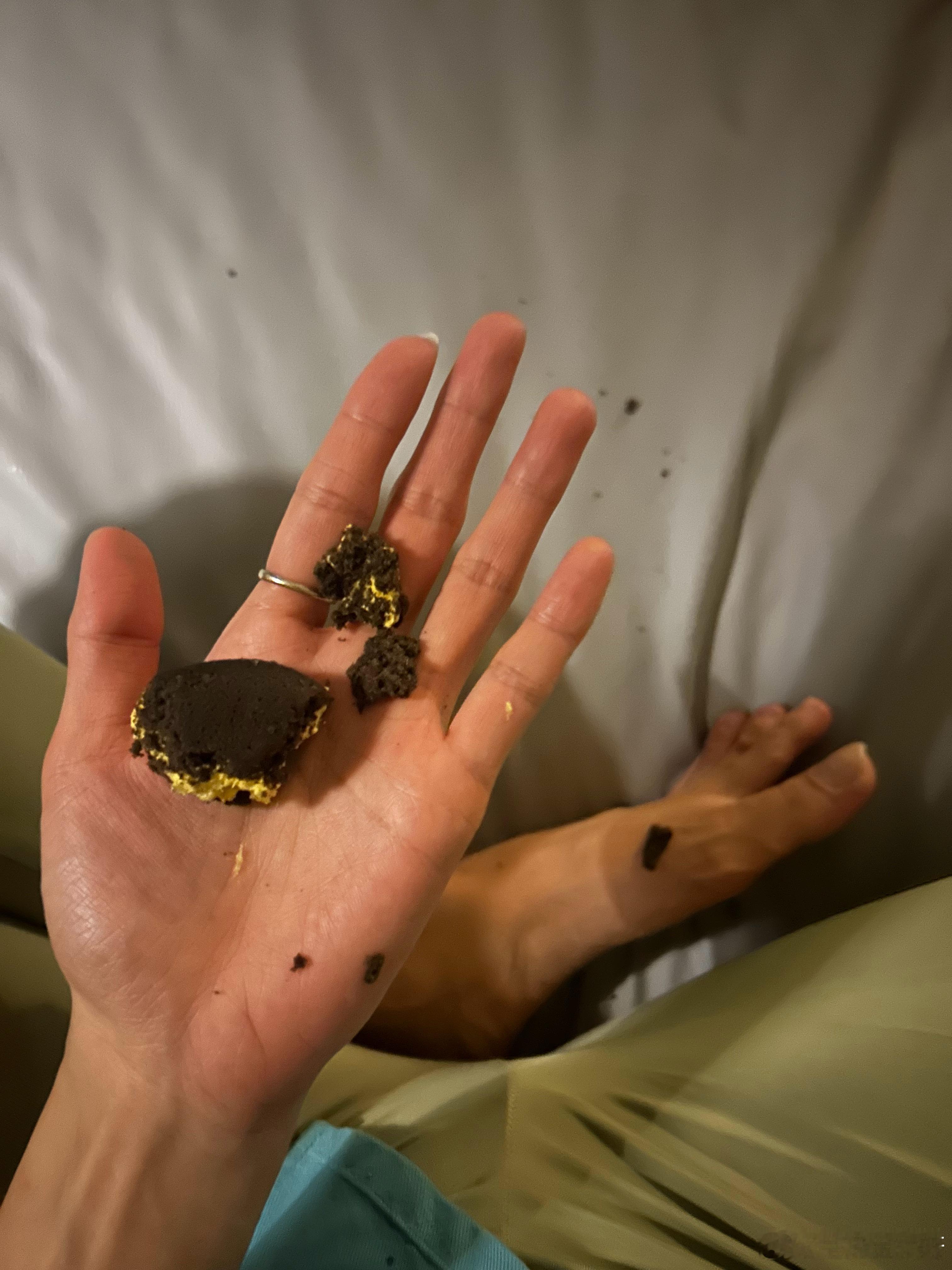 酒精真美好，如果我没醉像这样把东西吃的到处都是我会当场气的尖叫，因为洁癖，而现在