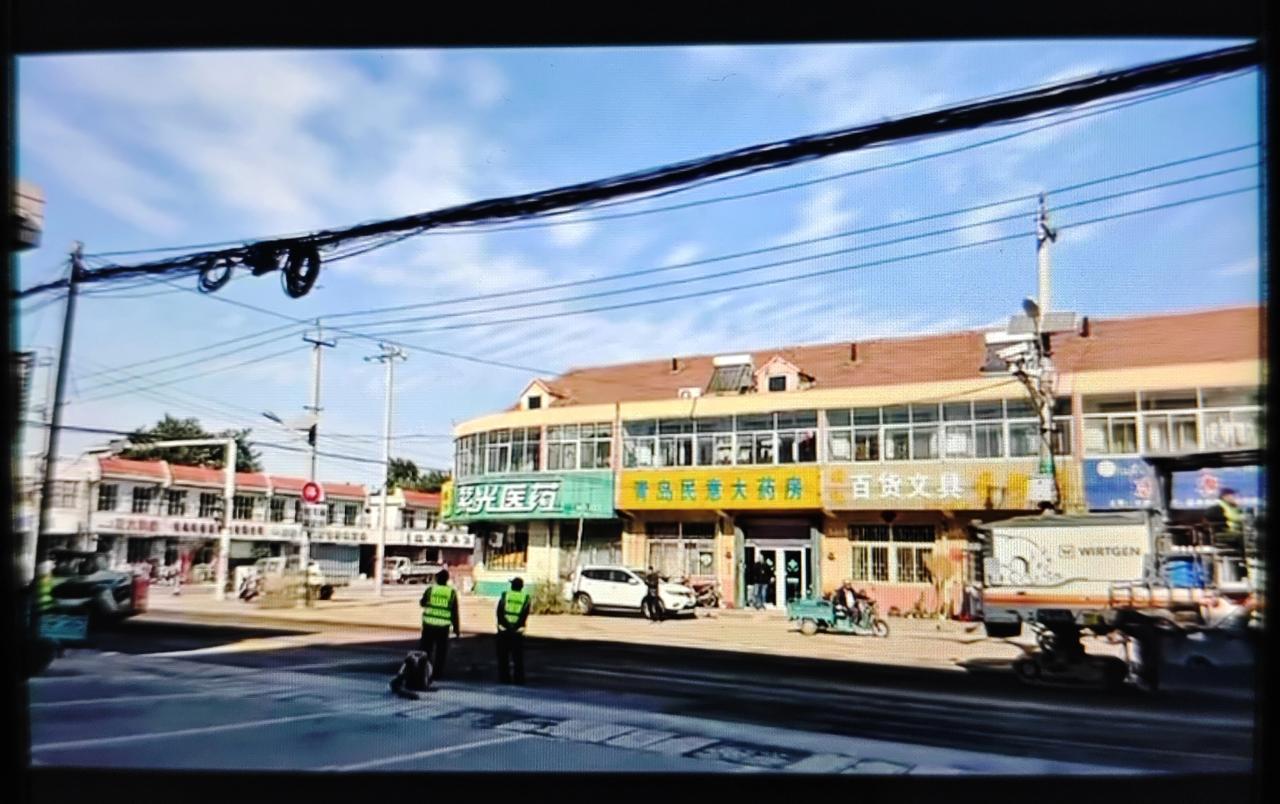 即墨区蓝王路大信街道长直村红绿灯路口东侧路段今天开始维修，现在施工单位正在铣刨路
