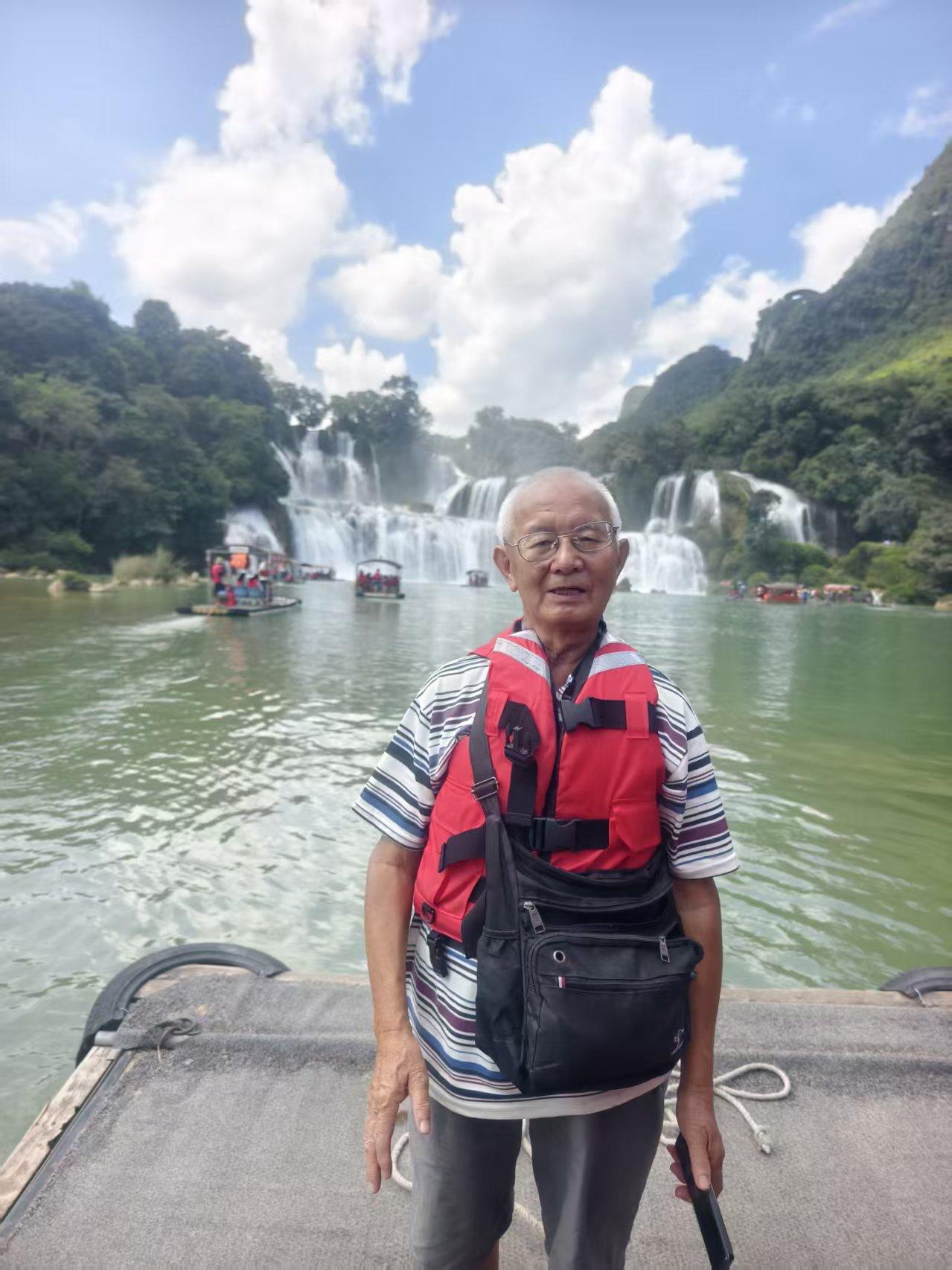 只要是公众人物      都难免不被公众评论      刘晓庆尤其是这样

公众