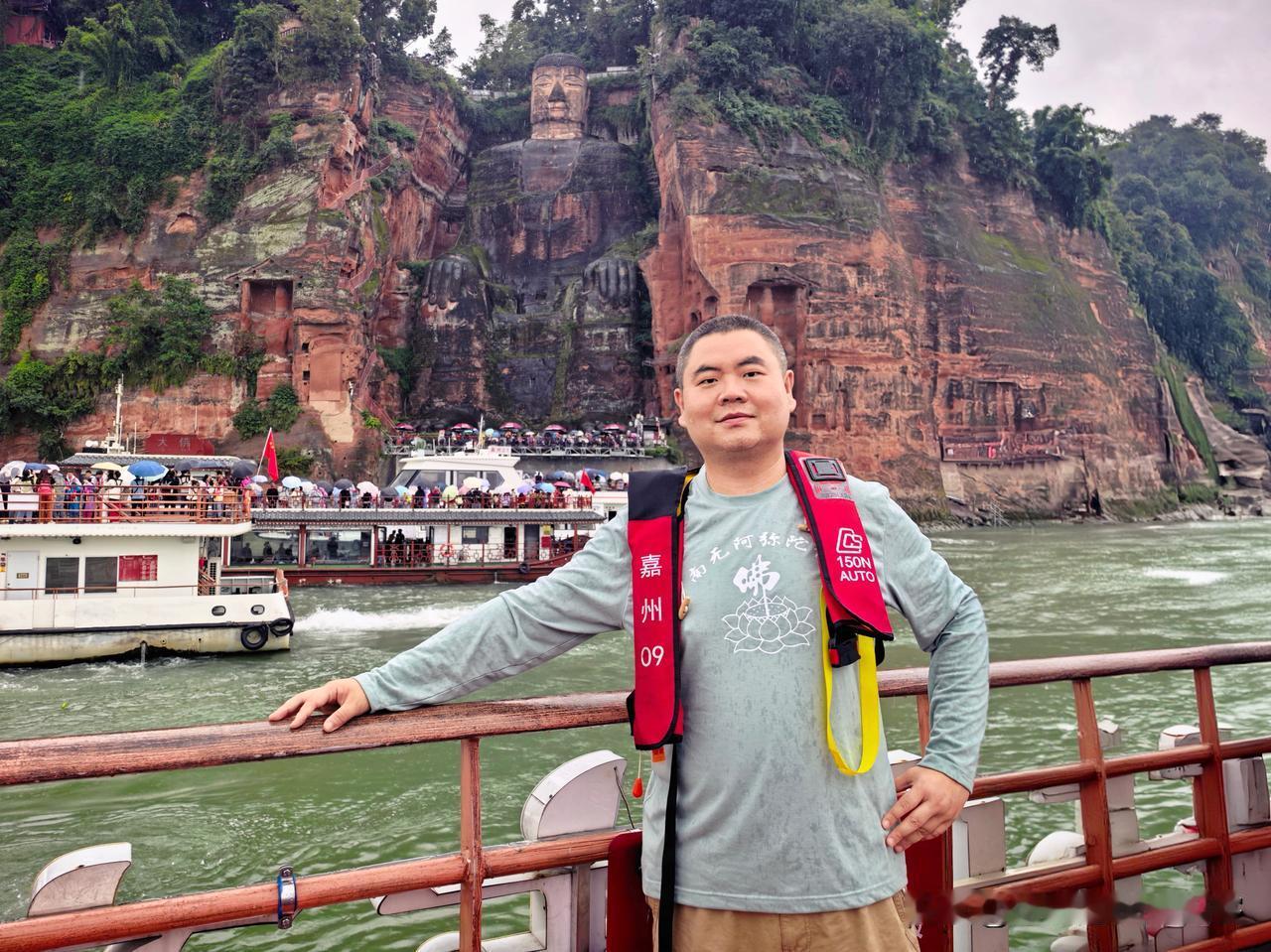 上午，冒着细雨，乘坐游轮，观看乐天大佛。滔滔岷江，奔流不息，佛是一座山，山是一座