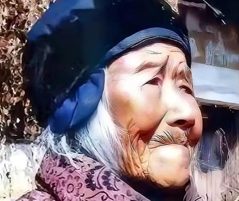 1929年除夕，18岁的池煜华跟15岁的丈夫李才莲圆了房，新婚才3天，丈夫就离家