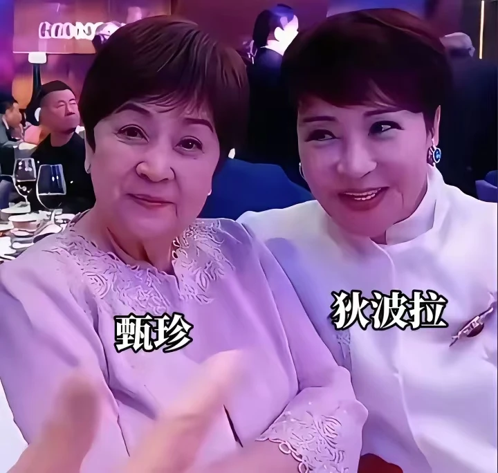 晚年甄珍和狄波拉同框时留影，两位都是四哥谢贤的前妻。明星娱乐