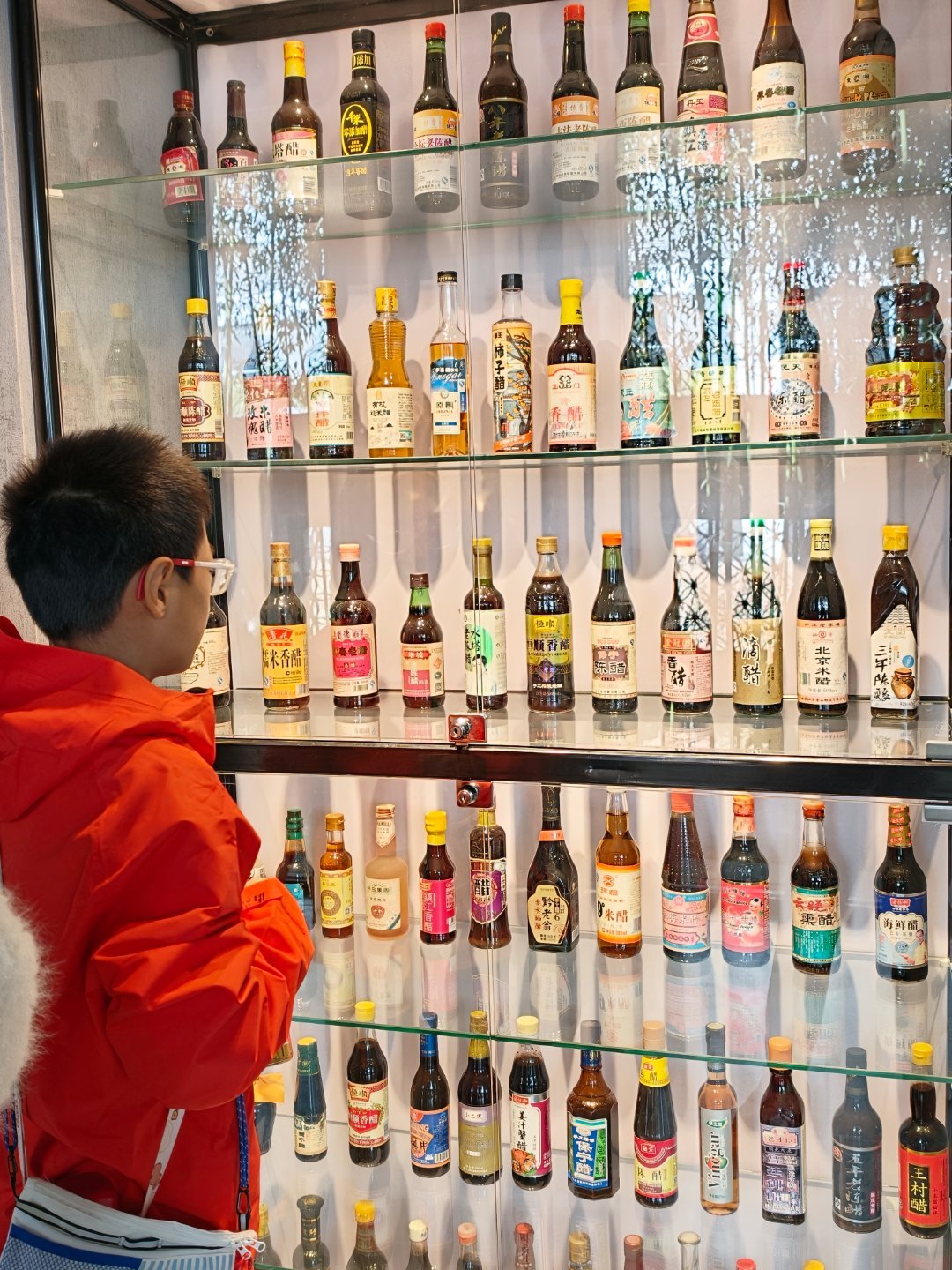 倒恒顺醋厂参观，买了醋和酱油小朋友买了香醋可乐和苹果醋 