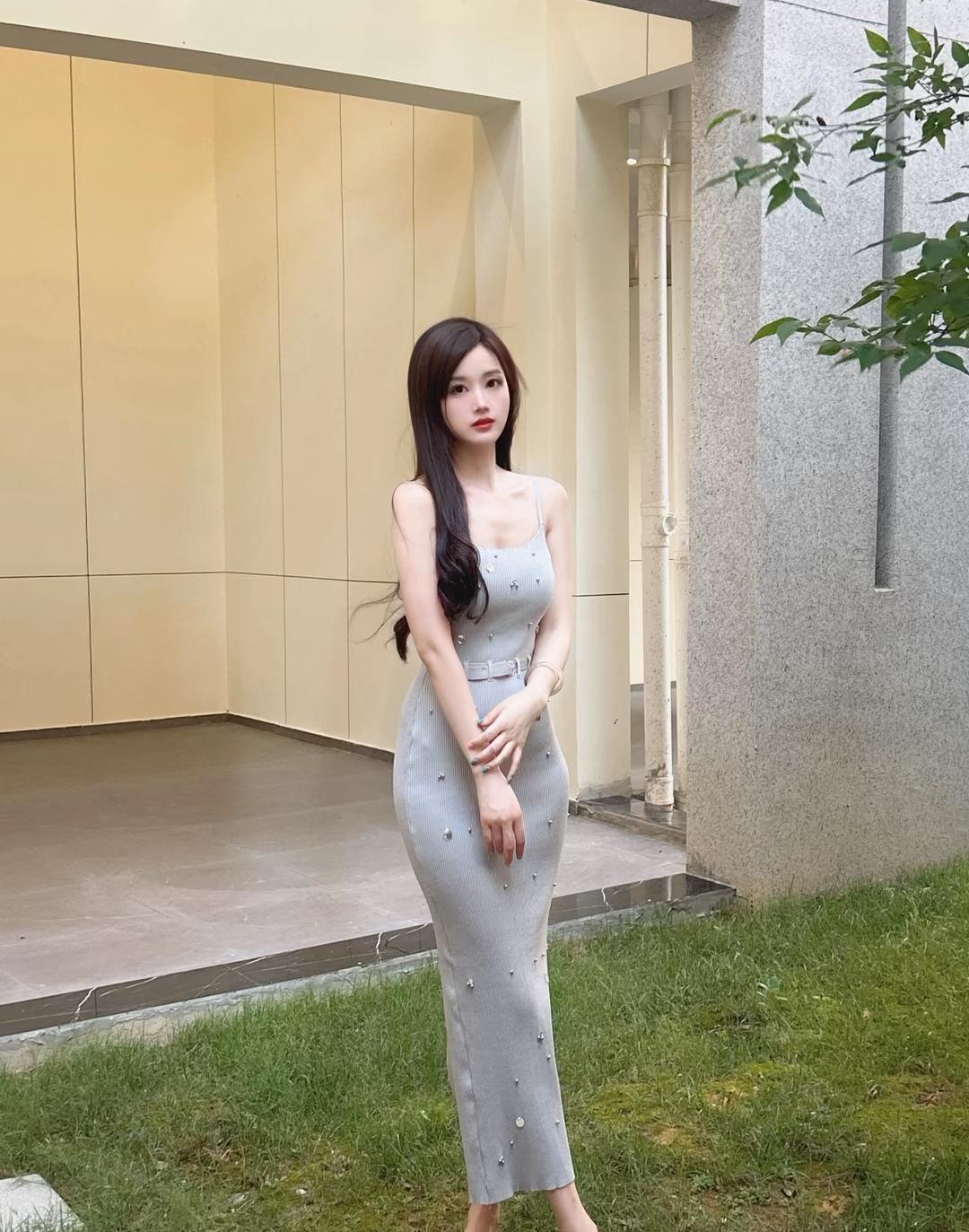 这姑娘穿裙子好显身材啊！