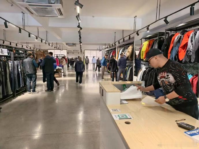 台州三门冲锋衣产业借冬风开拓新赛道三门冲锋衣产业正集体借势，将季节性产品打造成代