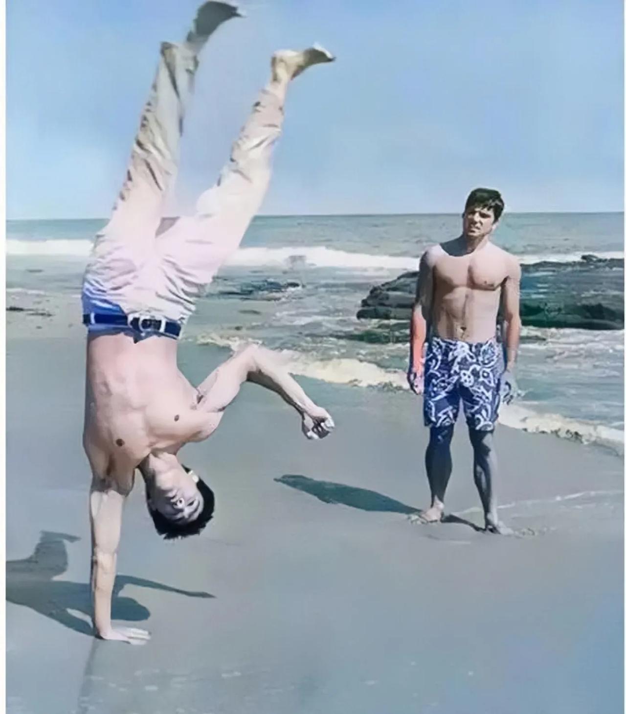 1966年，李小龙和朋友在加州海滩上游玩时，李小龙给朋友表演了一招单手倒立。
很