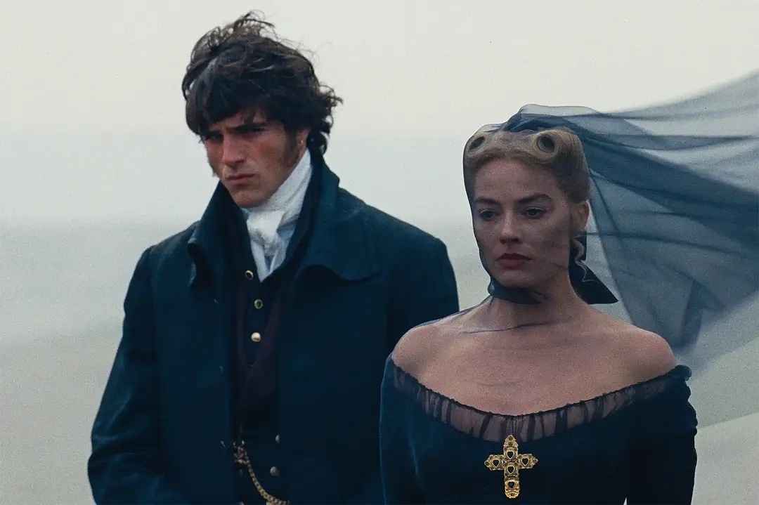 新版《呼啸山庄》选了两个健壮的澳大利亚人来演……怎么看怎么出戏，感觉转身就成雌雄