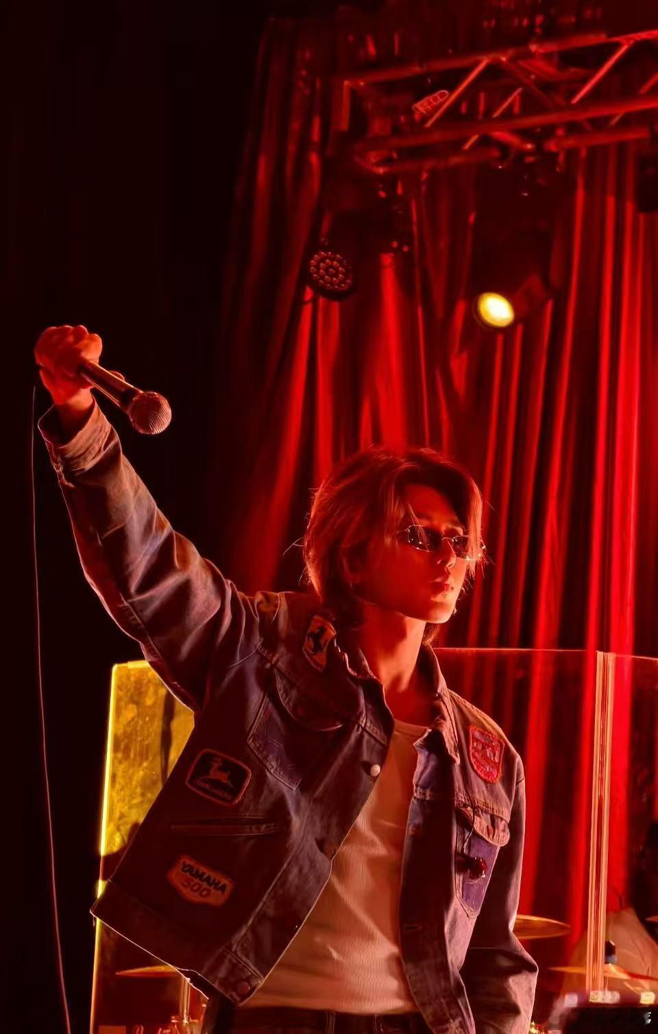 蔡徐坤改编spotlight 谁还记得这首刚发的时候我循环了整整一个月，那时候我