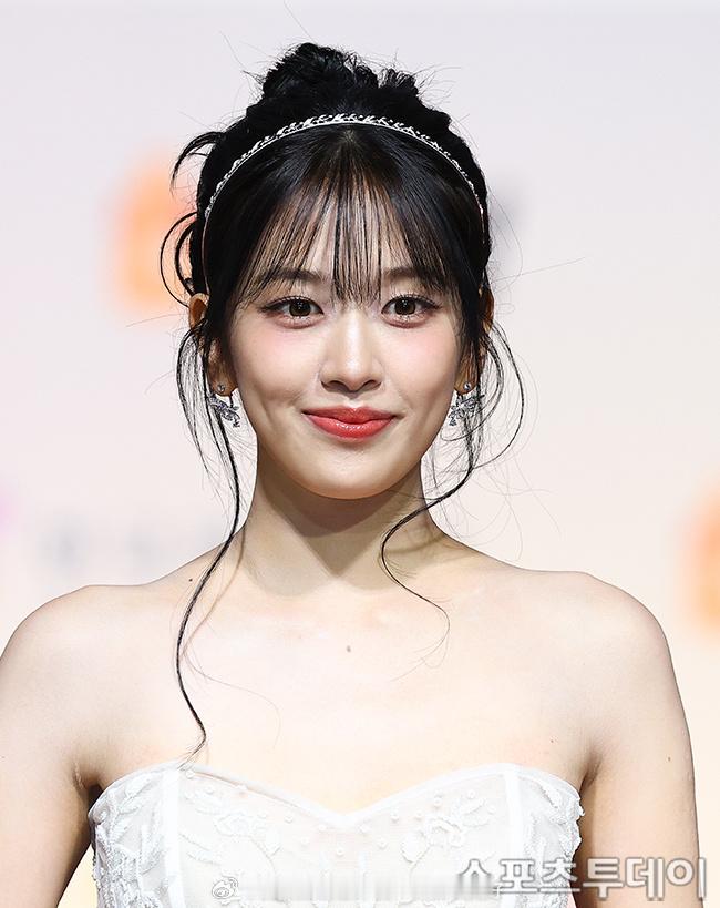 IVE安宥真、金秋天、张元英、LIZ、直井怜、李瑞今日SBS红毯新闻图SBS ，