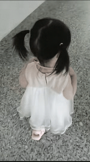 这个小棉袄对爸爸那是真的好，妈妈问女儿，长大了之后怎么样孝敬自己和爸爸呢？

小