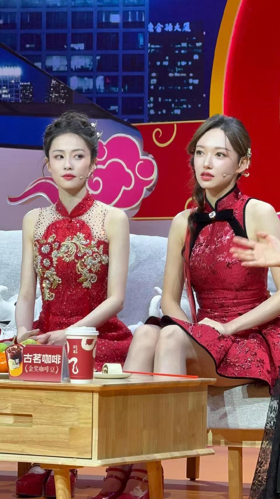 白鹿程潇下一站春晚同框 白鹿以其温婉的气质和学院风的穿搭，赢得了众多粉丝的喜爱。