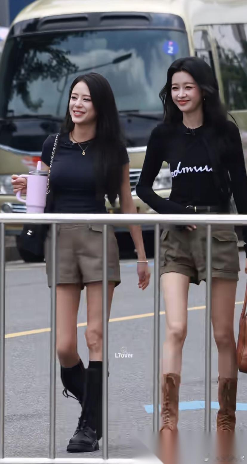 不是说江语晨吃胖了12斤吗？ 她的肉都长哪里去了！ 孙怡够瘦了吧，她和孙怡站一起