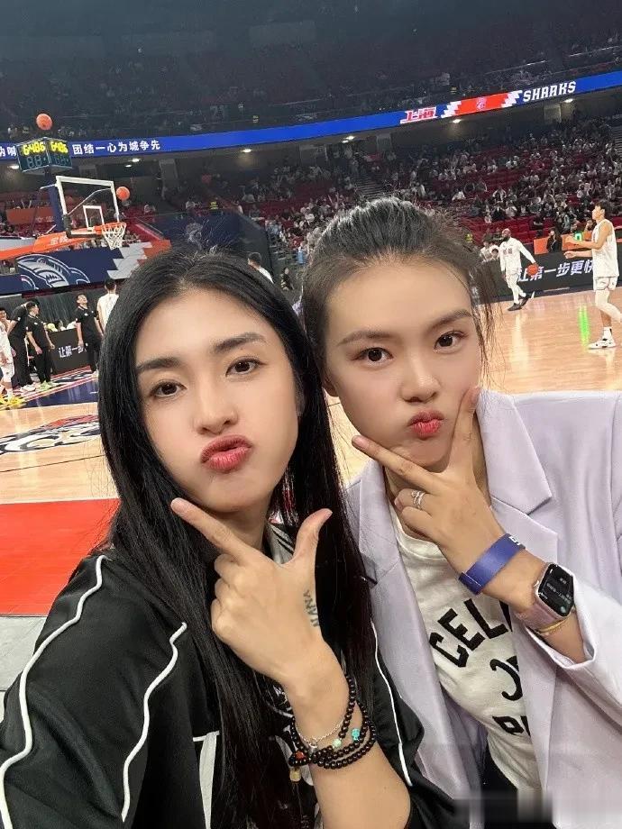 前中国女足守门员赵丽娜在11月3日晚现身上海男篮主场，与中国女排队员张常宁一起观