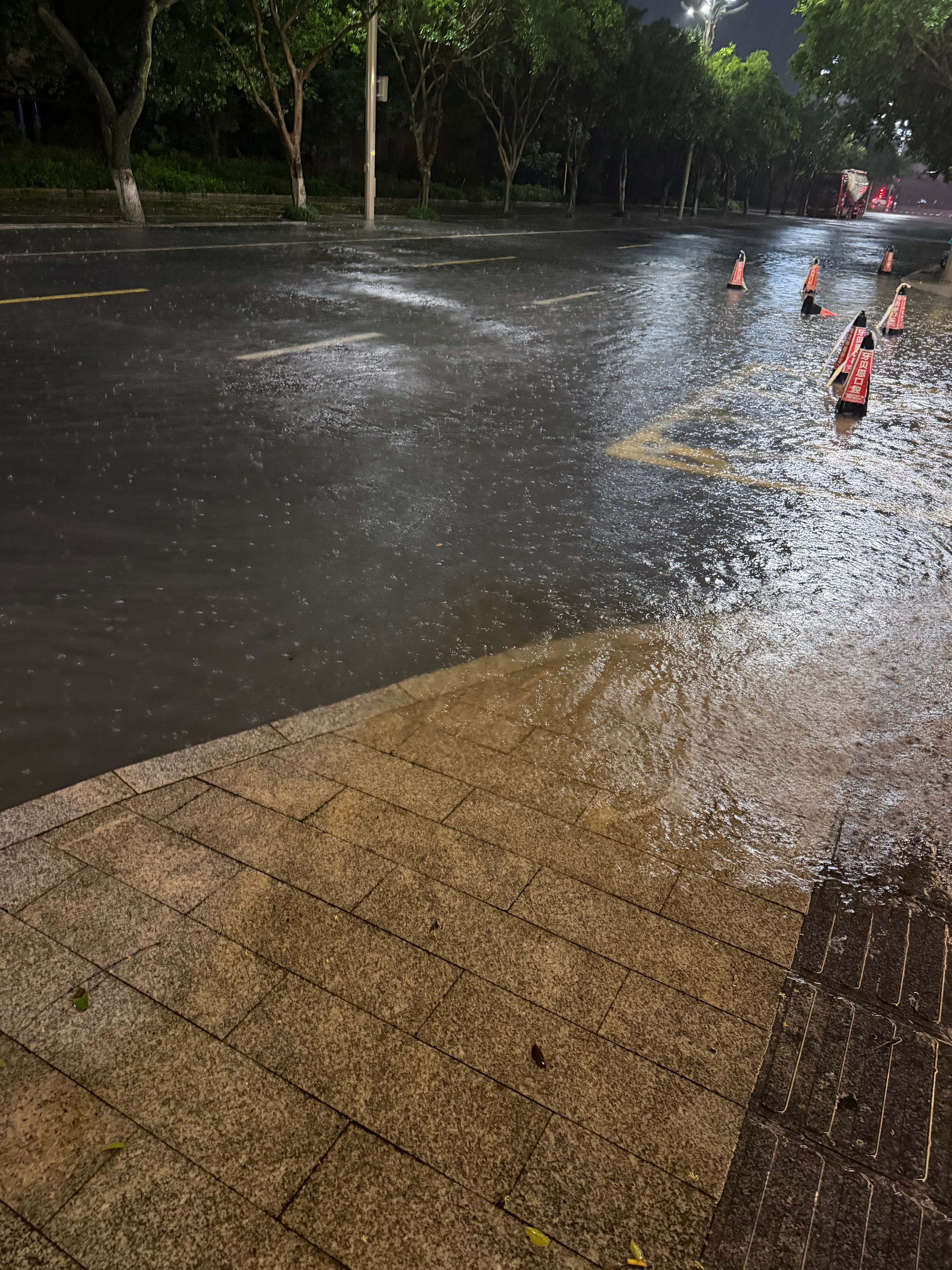直击浙江福建暴雨凌晨打完瓦回家。打不到车踩了半个小时水才到家。。。 ​​​