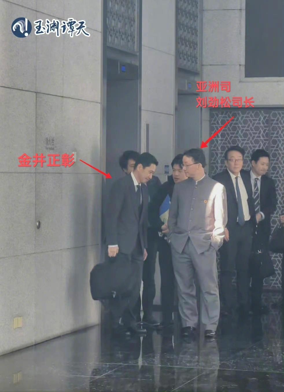 大家也别看笑话，这没准就是它们的“躬匠精神”，哈哈 