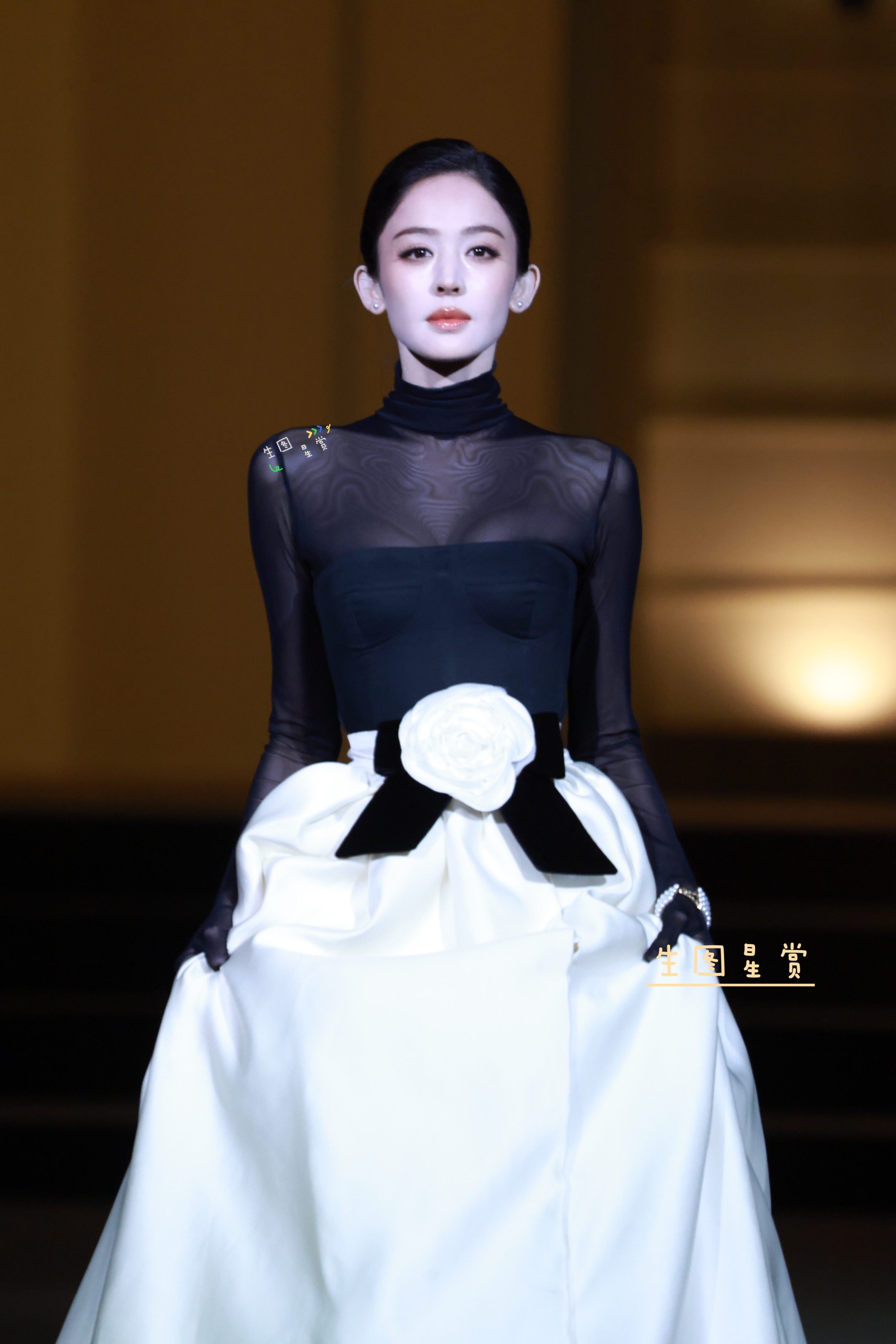 娜扎vogue盛典走秀维纳斯女神降临清雅出挑，矜贵Max！[期待]娜扎山茶花盘发