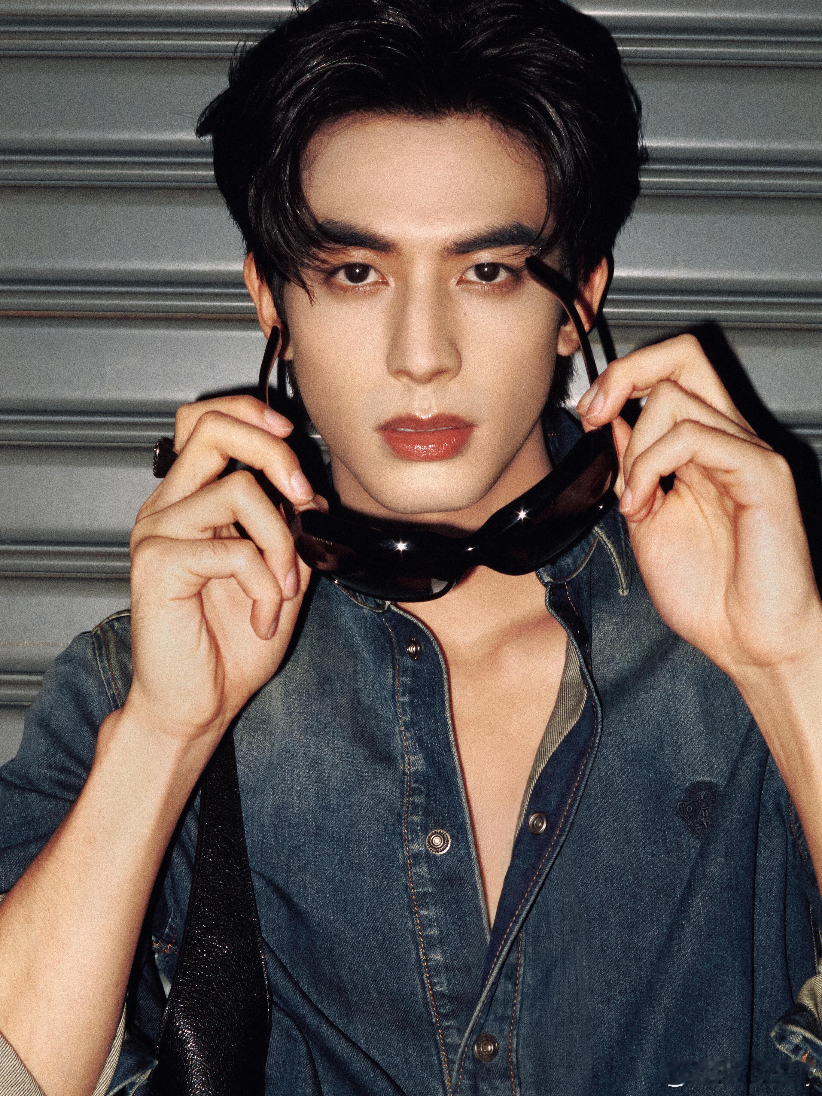 宋威龙上榜最佳穿搭，顶级男模实锤！宋威龙×GUCCI泰国活动封神造型登VOGUE