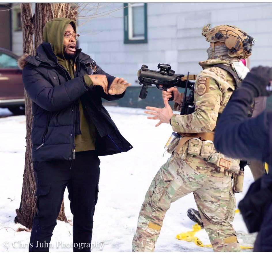 你爱美国，美国爱你吗？
丈夫为国偷石油，
妻子当街被爆头。
遗孤送上萝莉岛，
白