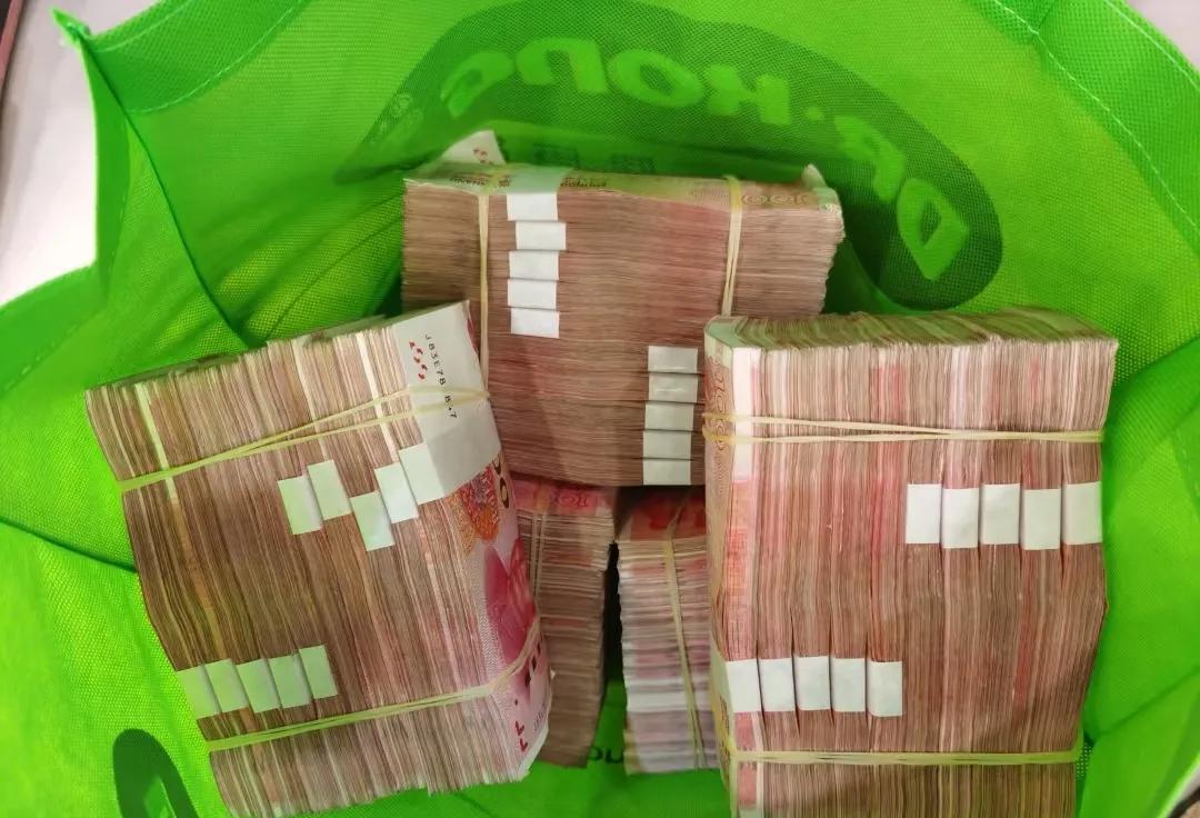 我一个亲戚，辛苦一辈子攒下的50万，没俩月就全没了。
 
说起来都心疼。他就想让