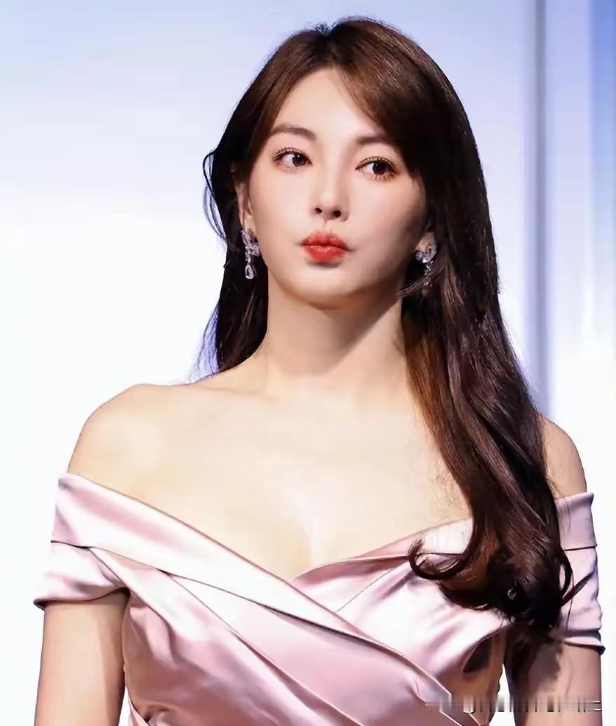 不是，这不是法治社会吗？这怎么敢的？！我记得很清楚，当时葛突然就偃旗息鼓，我以为