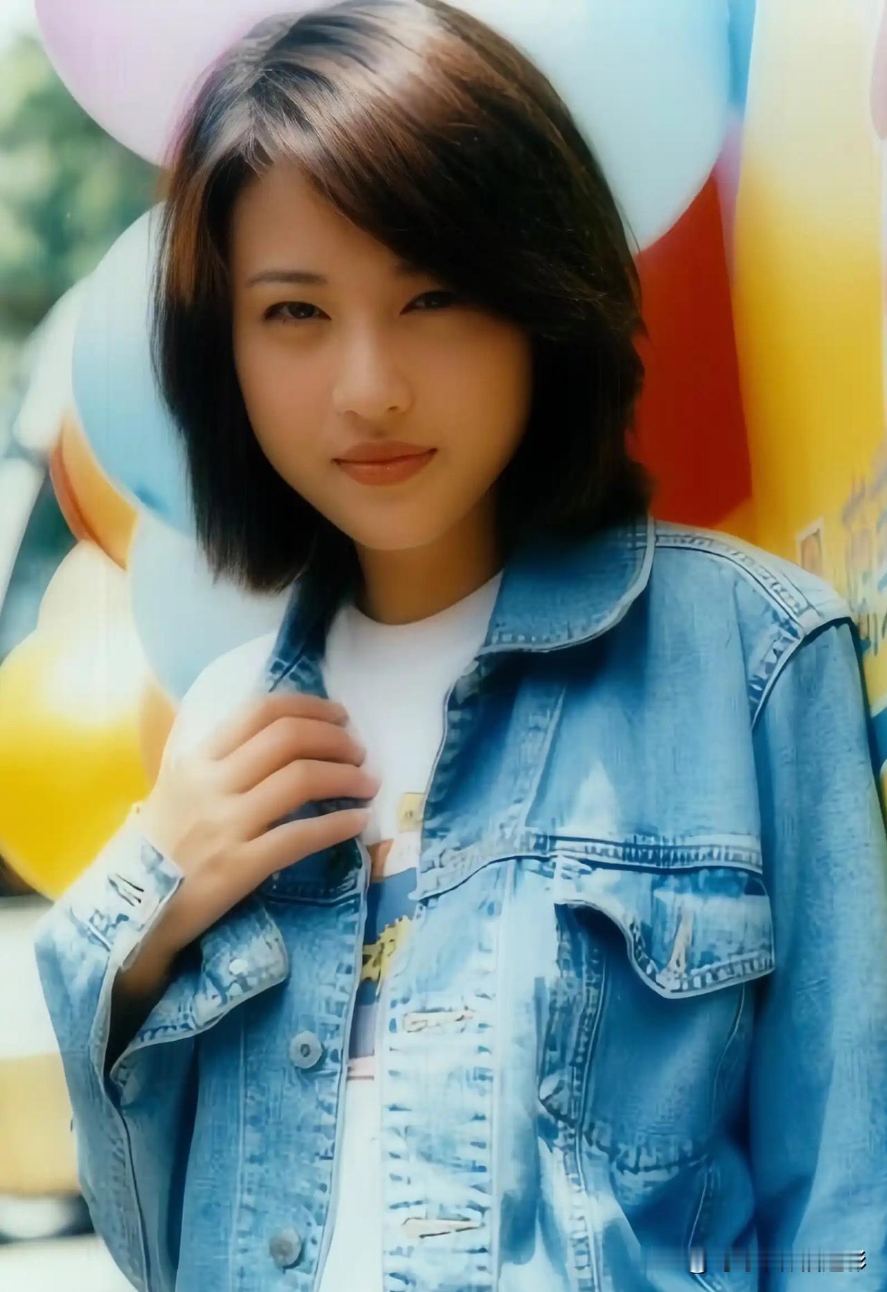 没有滤镜的年代，她用一身牛仔和浅笑，把青春写成了最真实的模样。她的眼神，像一首简