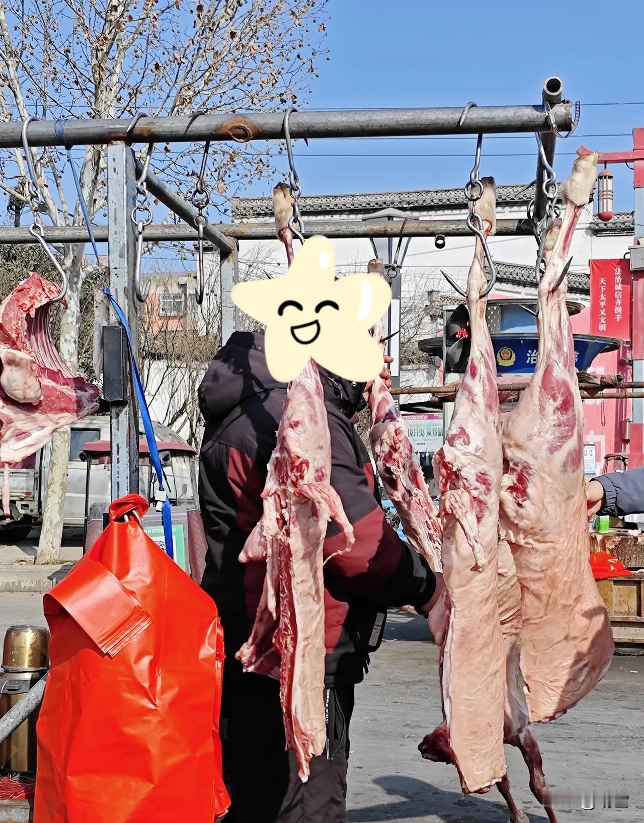 去亲戚家的路上，我特意挑了条新鲜的羊腿，35元一斤，肉质看着就扎实。

常听人说