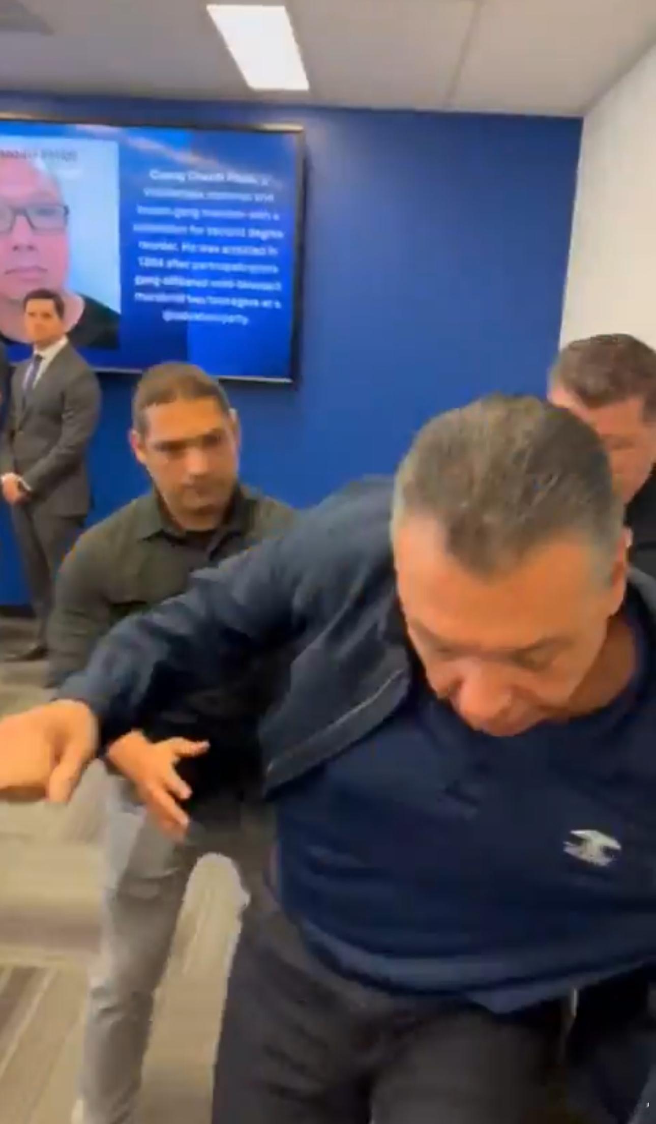 ❗️震惊     美国民主党参议员亚历克斯-帕迪拉（Alex Padilla）因
